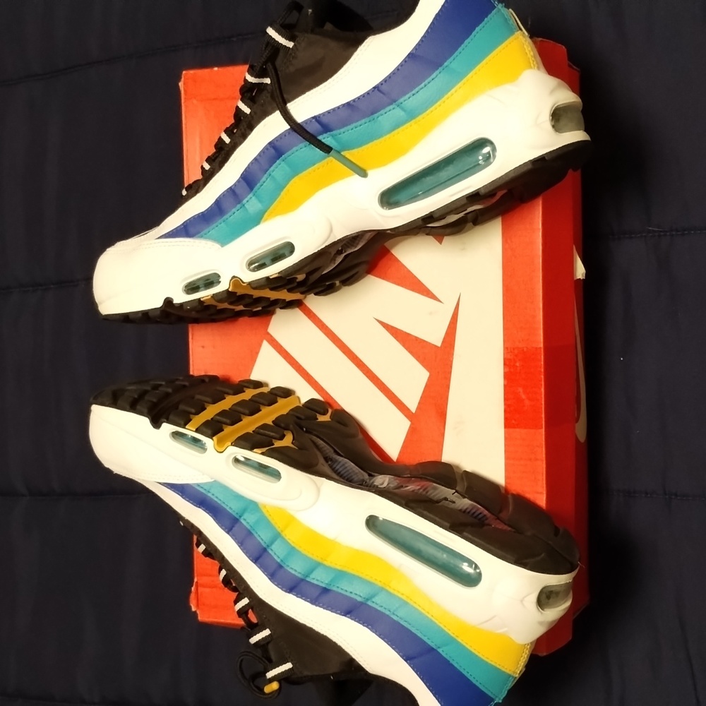 Nike Air Max 95 sport wear exclusive colors wind breaker.